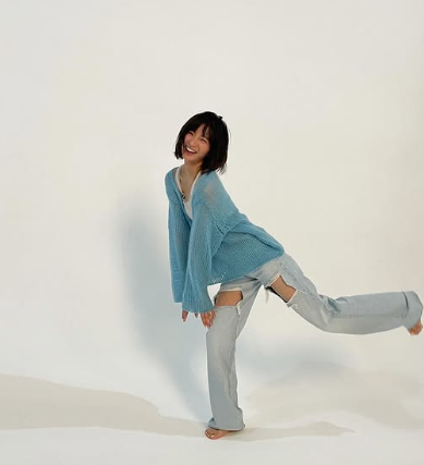 岡崎紗絵さんと目黒蓮さんの匂わせ⑥コーディネートが一緒（ニットとダメージジーンズ）